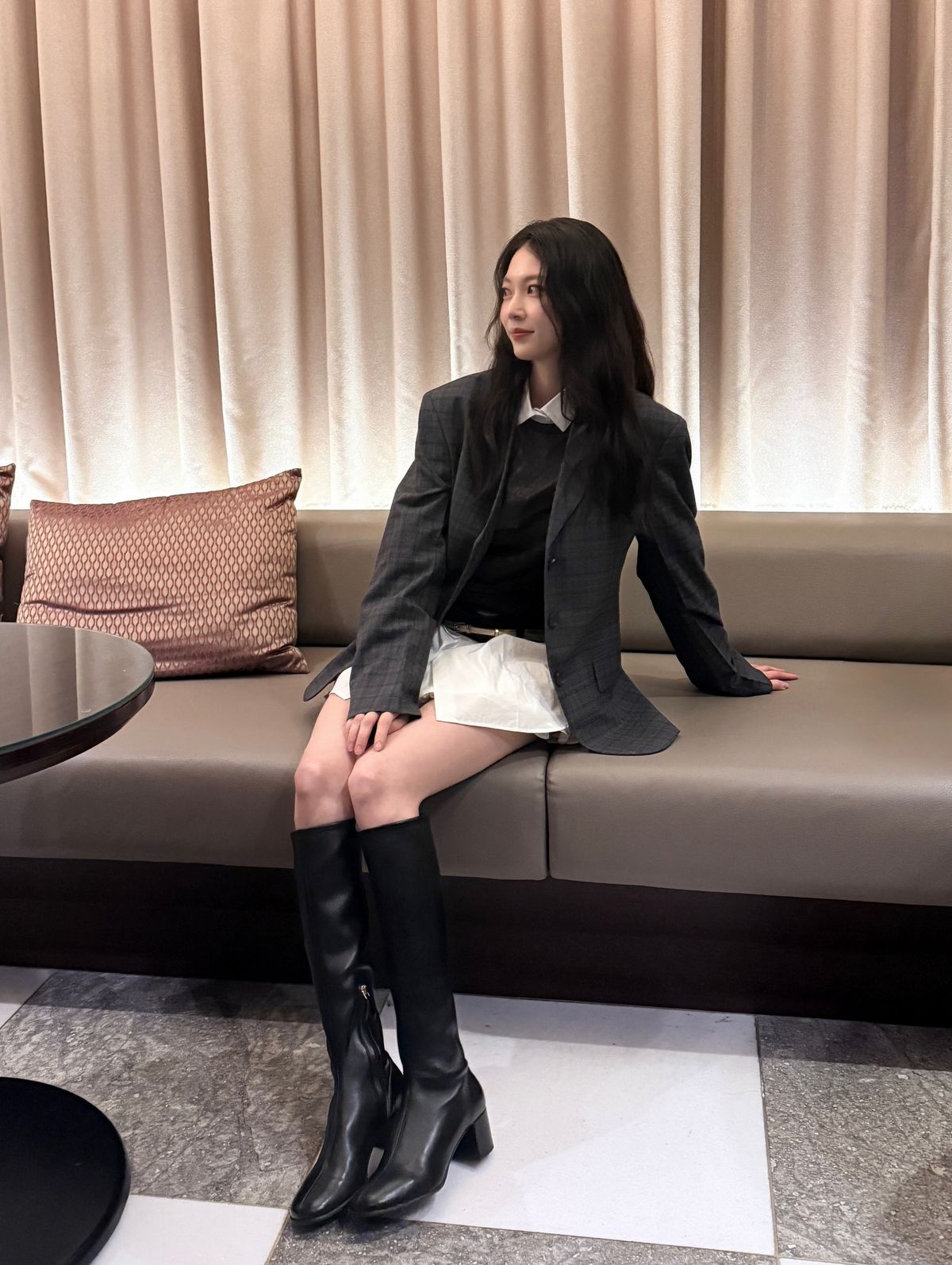 공승연의 미니 원피스 코디. 인스타그램 @0seungyeon