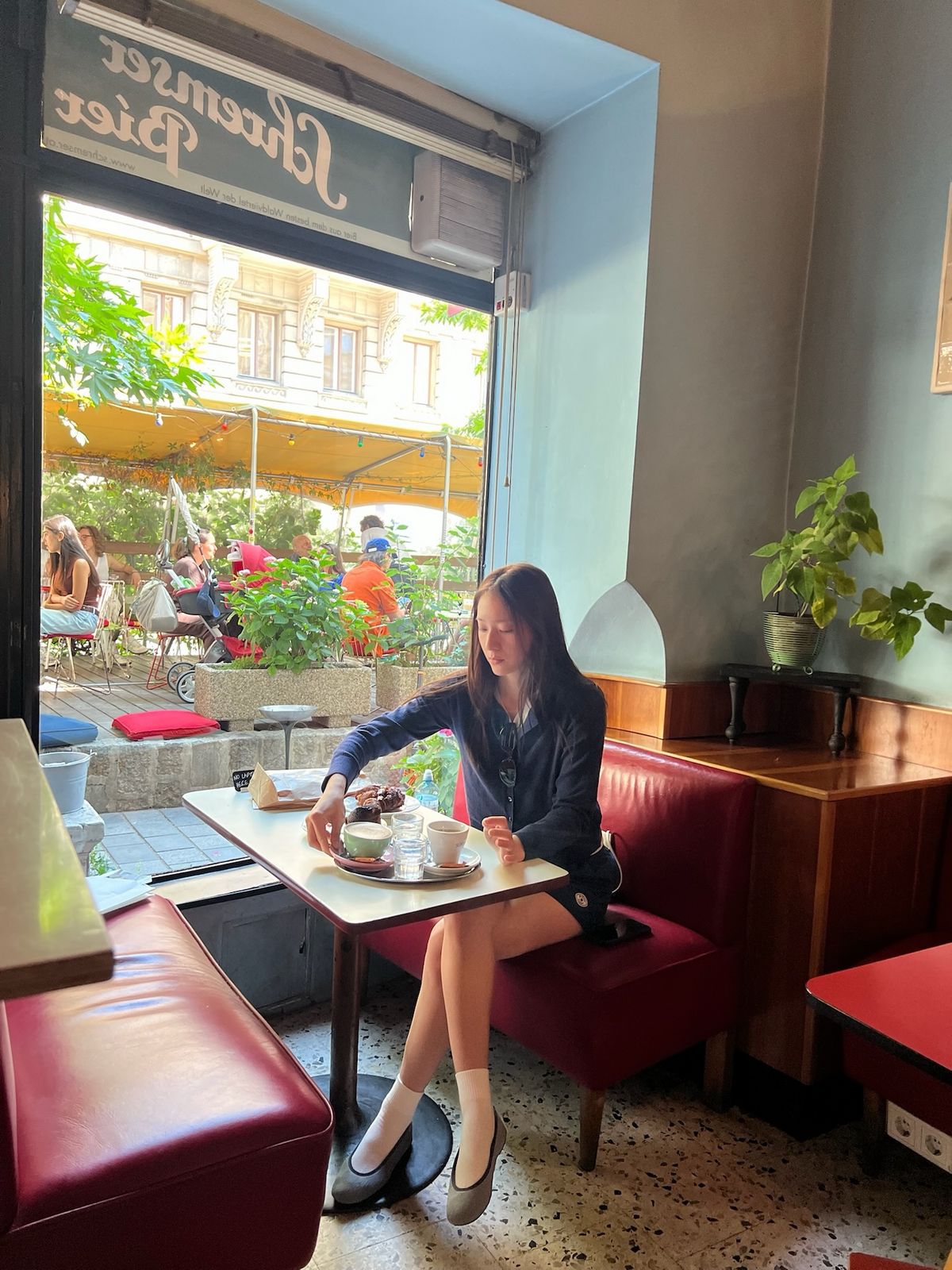 크리스탈의 플랫슈즈 코디. 인스타그램 @vousmevoyez