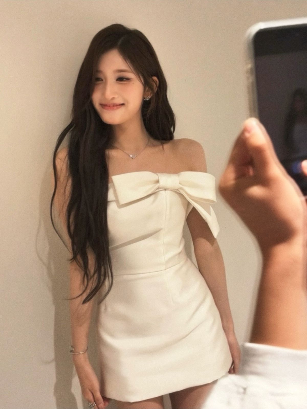 느슨하고 긴 웨이브 헤어에 뿌리 볼륨을 더한 아이브 이서 | 인스타그램 @eeseooes