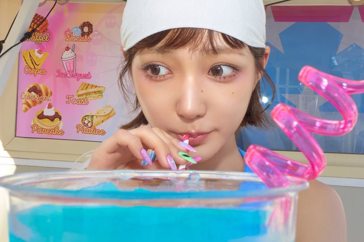 핑크와 민트를 오가는 팝한 컬러를 손톱에 올린 지유ㅣ인스타그램 @kiiikiii.official