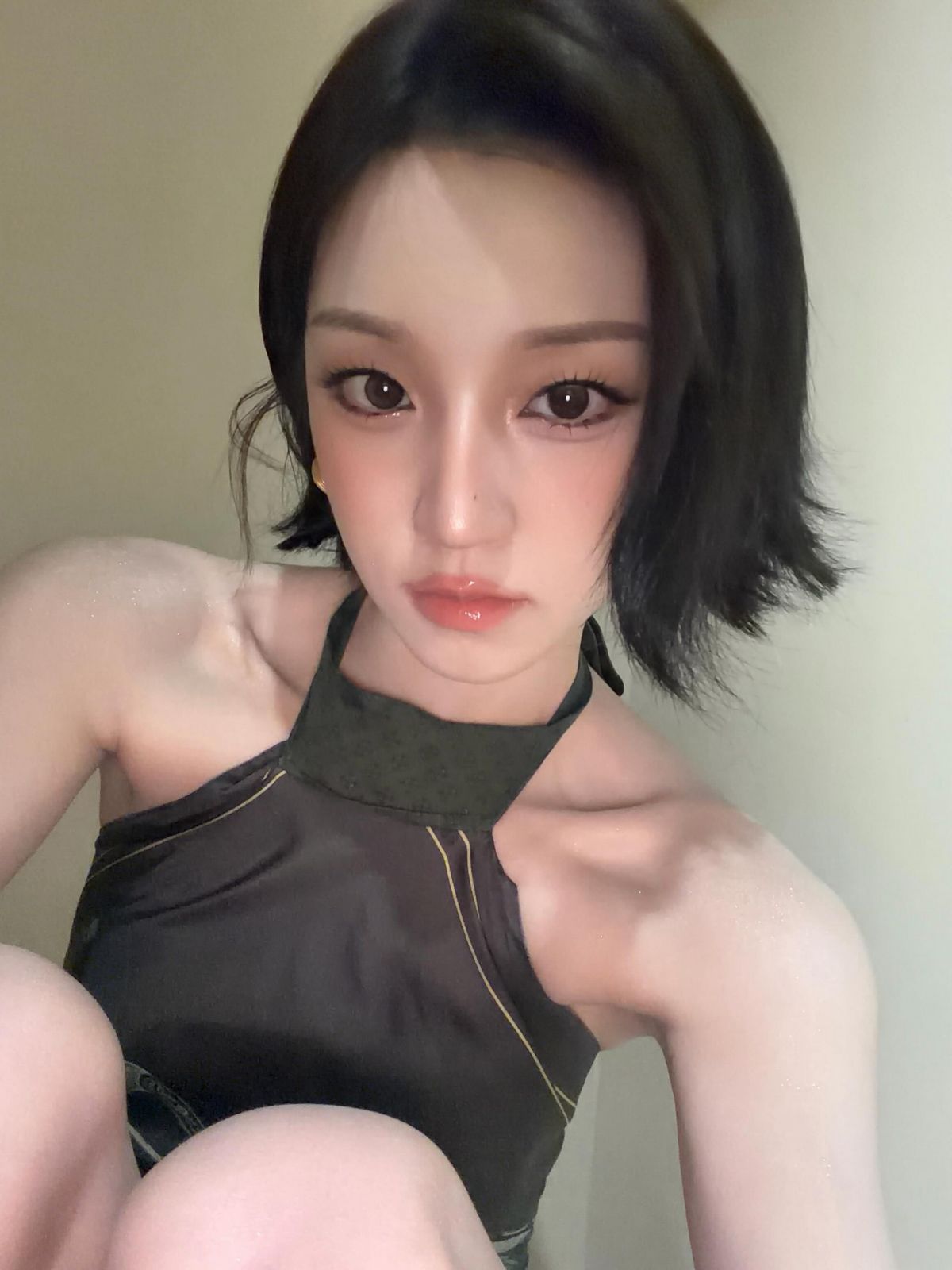 레드 빛이 감도는 코럴 레드 립밤을 바른 우기 | 인스타그램 @yuqisong.923