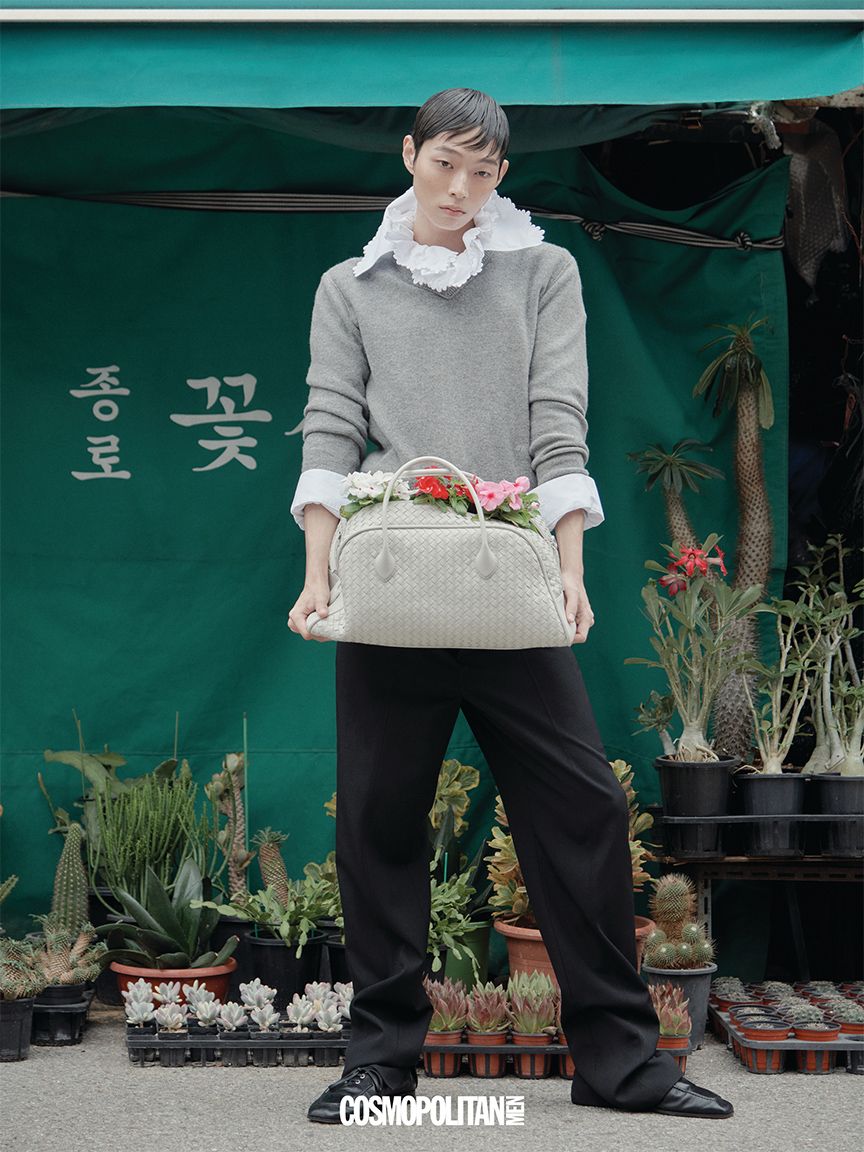 울 스웨터, 러플 칼라 셔츠, 팬츠, 바울레토 백, 레이스업 슈즈 모두 가격미정 Bottega Veneta.