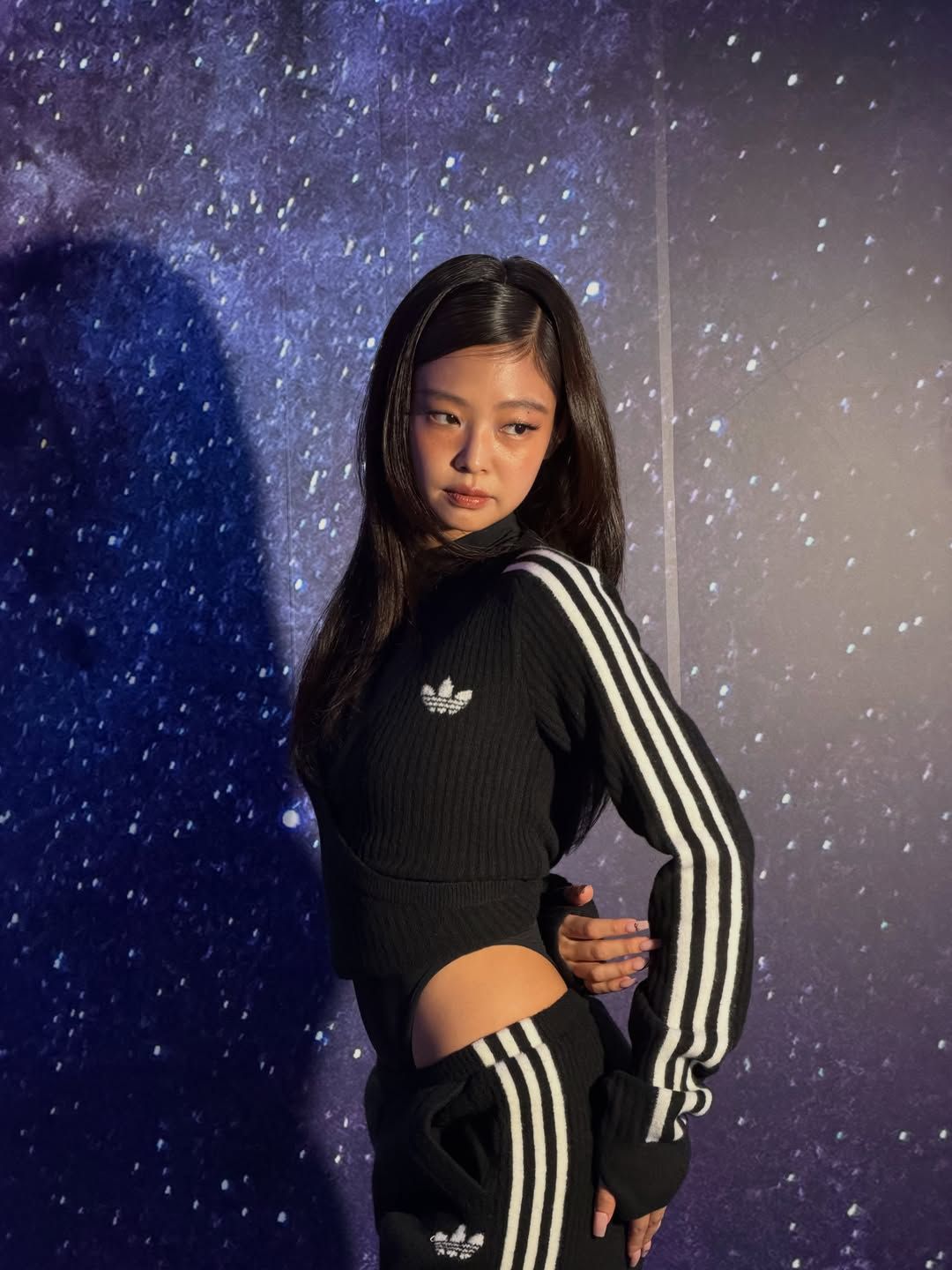 블랙핑크 제니 트랙 재킷 패션 | 인스타그램 @jennierubyjane