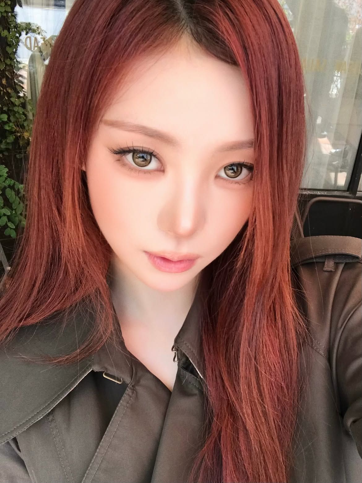 위 속눈썹을 길고 가볍게 뻗어 또렷함을 더한 나린ㅣ인스타그램 @meovv