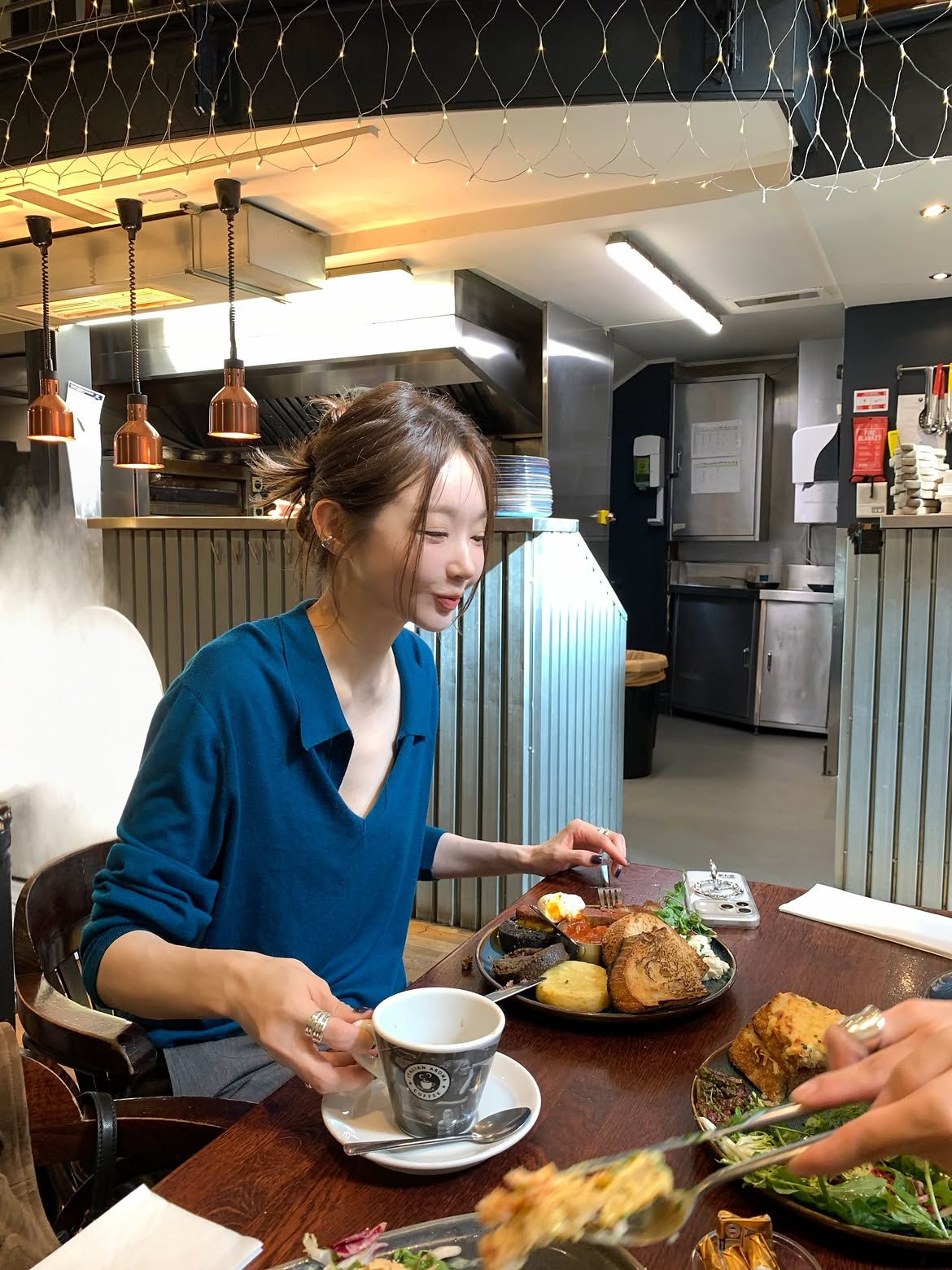 길고 가느다란 모발만 자연스럽게 떨어뜨린 강민경ㅣ 인스타그램 @iammingki