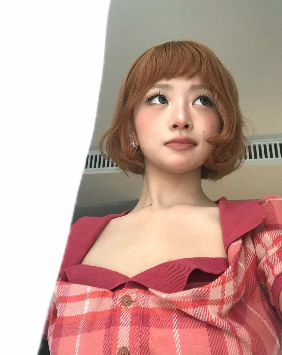 단발에 골드 빛이 섞인 브라운 헤어를 연출한 레이 | 인스타그램 @reinyourheart