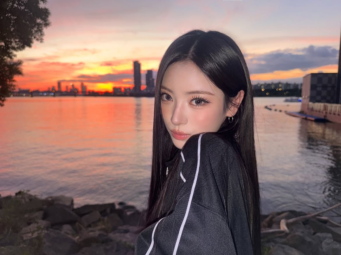 위쪽 속눈썹을 바짝 올려 눈동자가 또렷하게 드러나도록 연출한 안나ㅣ인스타그램 @meovv