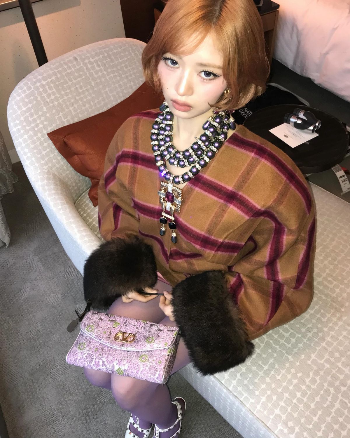 단발에 골드 빛이 섞인 브라운 헤어를 연출한 레이 | 인스타그램 @reinyourheart