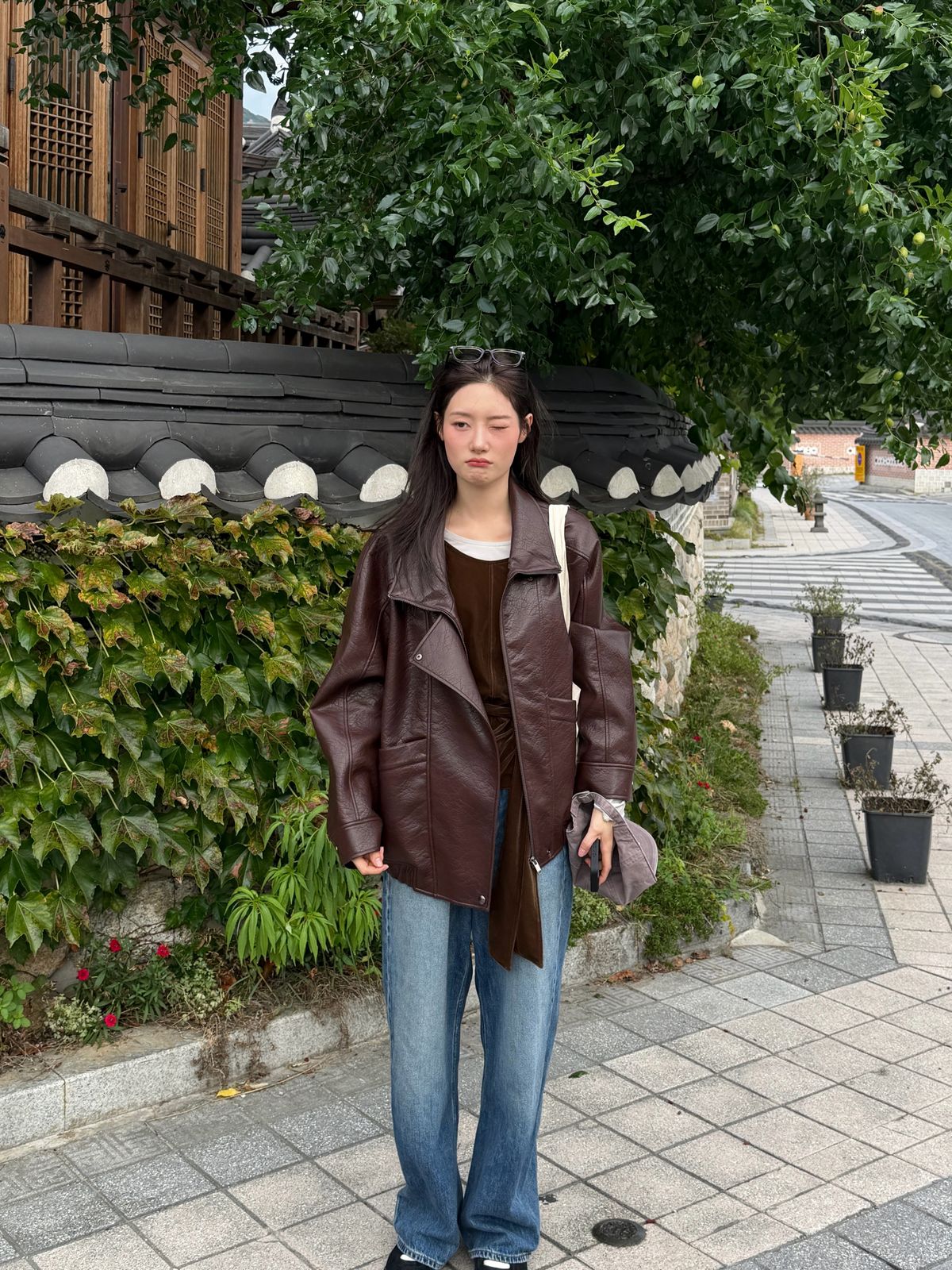 정채연의 레더 재킷 코디. 인스타그램 @j_chaeyeoni