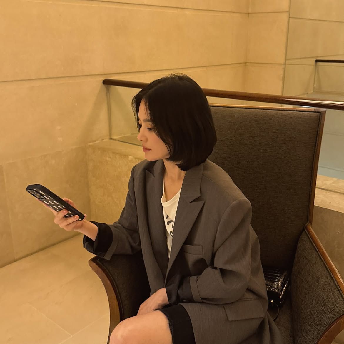 층을 과하게 내지 않고 전체적인 무게감을 살린 중단발, 송혜교ㅣ인스타그램 @kyo1122