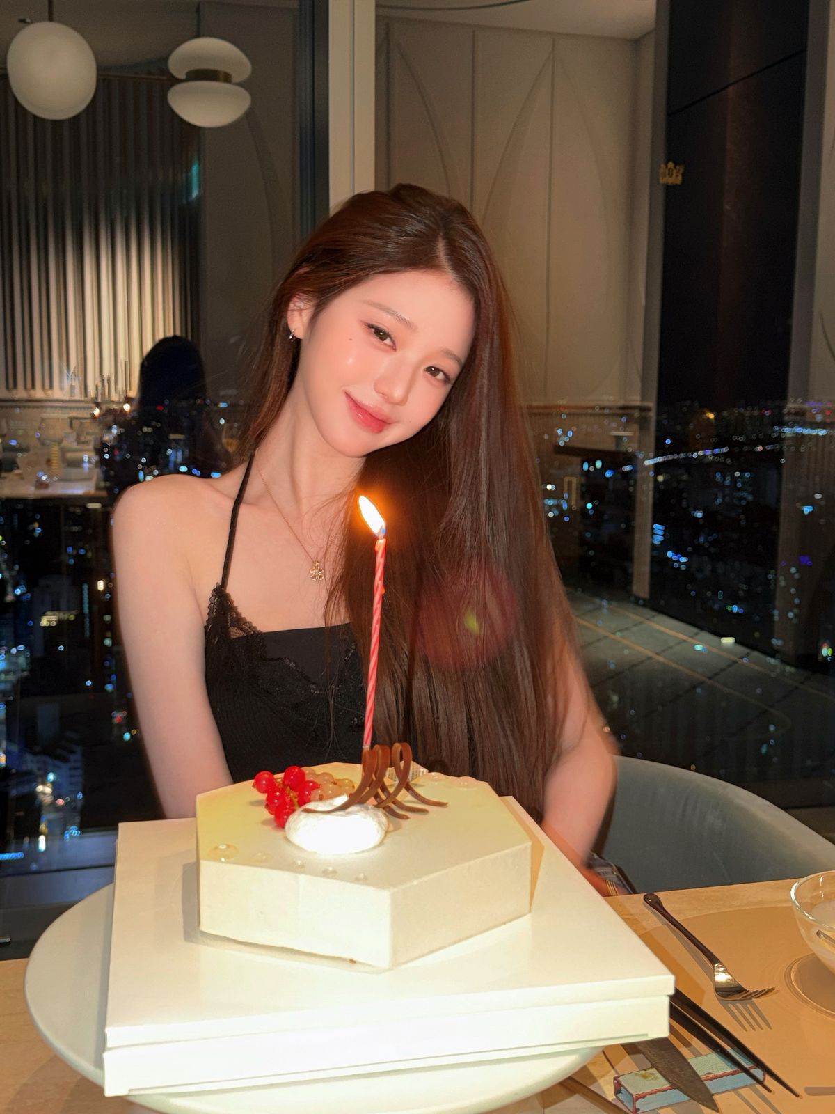브라운 헤어를 긴 기장으로 우아한 분위기를 연출한 장원영 | 인스타그램 @for_everyoung10