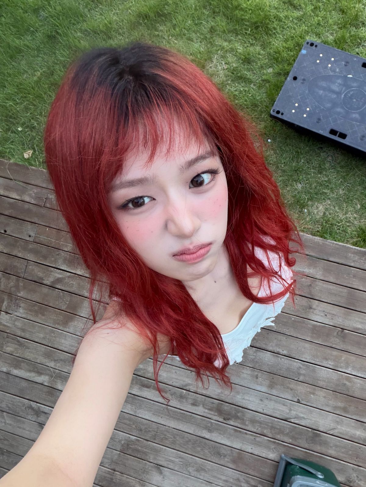 비비드한 레드와 버건디 사이의 레드 컬러를 한 안유진 | 인스타그램 @_yujin_an