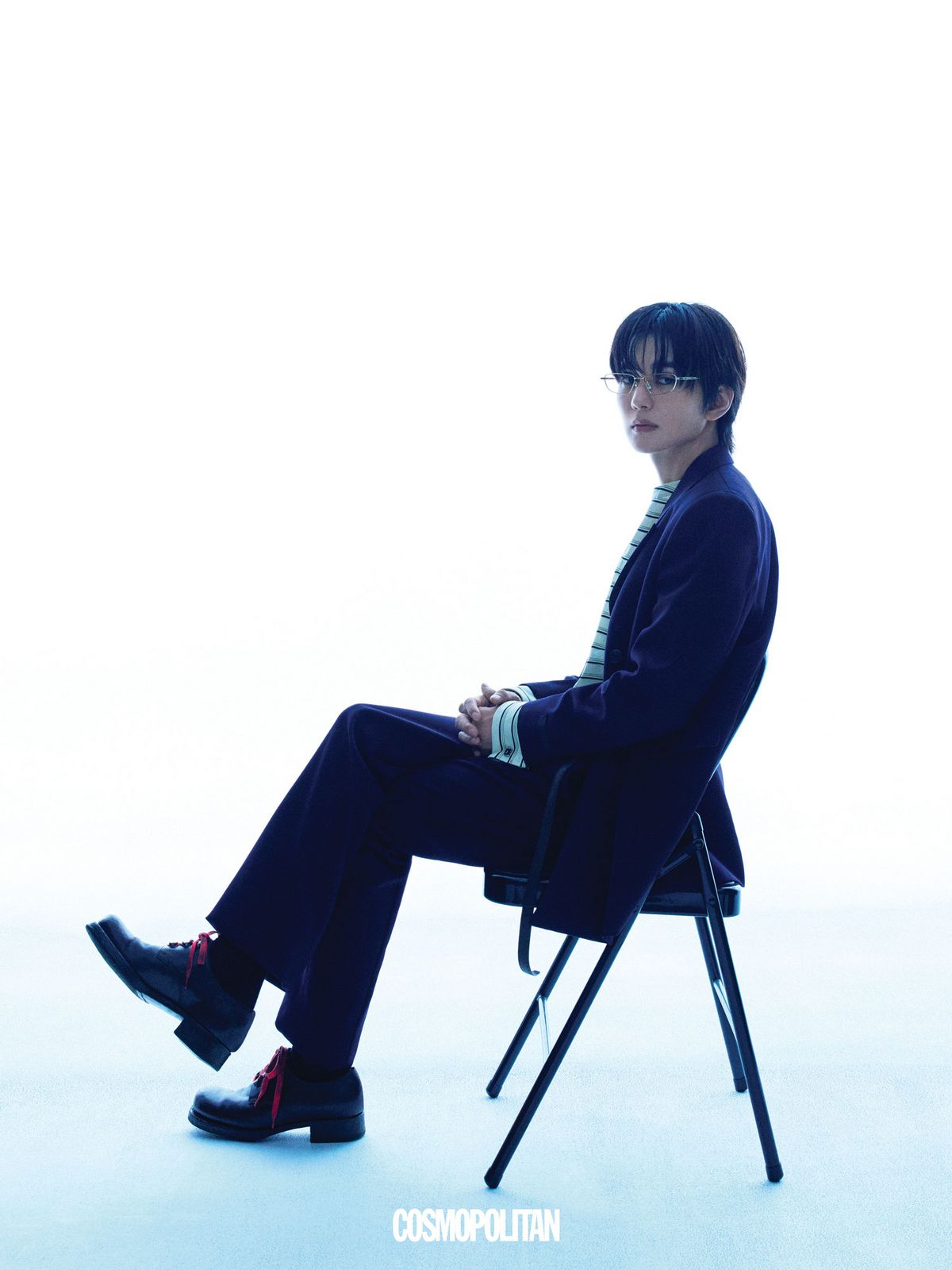 재킷, 셔츠, 팬츠, 벨트, 커프스, 슈즈 모두 Prada. 안경 Low Gender. 양말 스타일리스트 소장품.