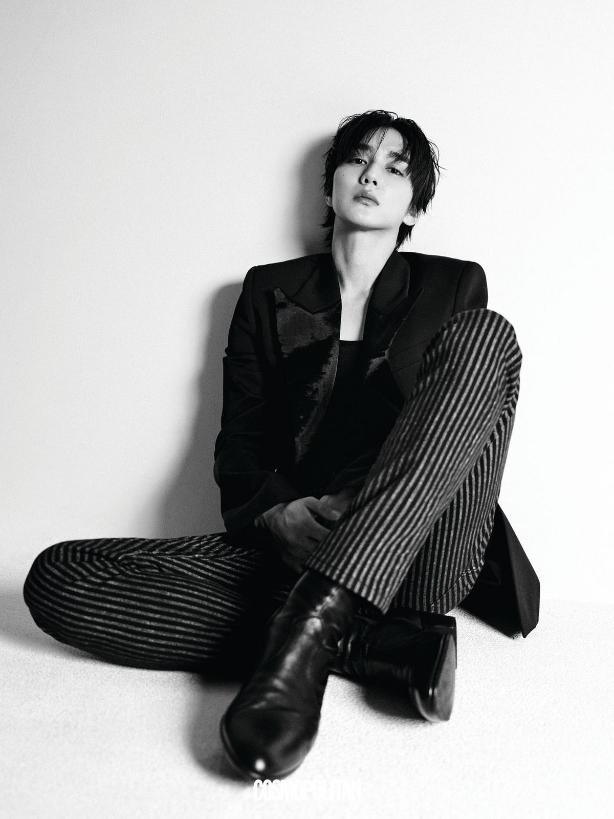 재킷 Juun.J. 슬리브리스 톱 Ann Demeulemeester. 팬츠, 앵클부츠 모두 Saint Laurent by Anthony Vaccarello.