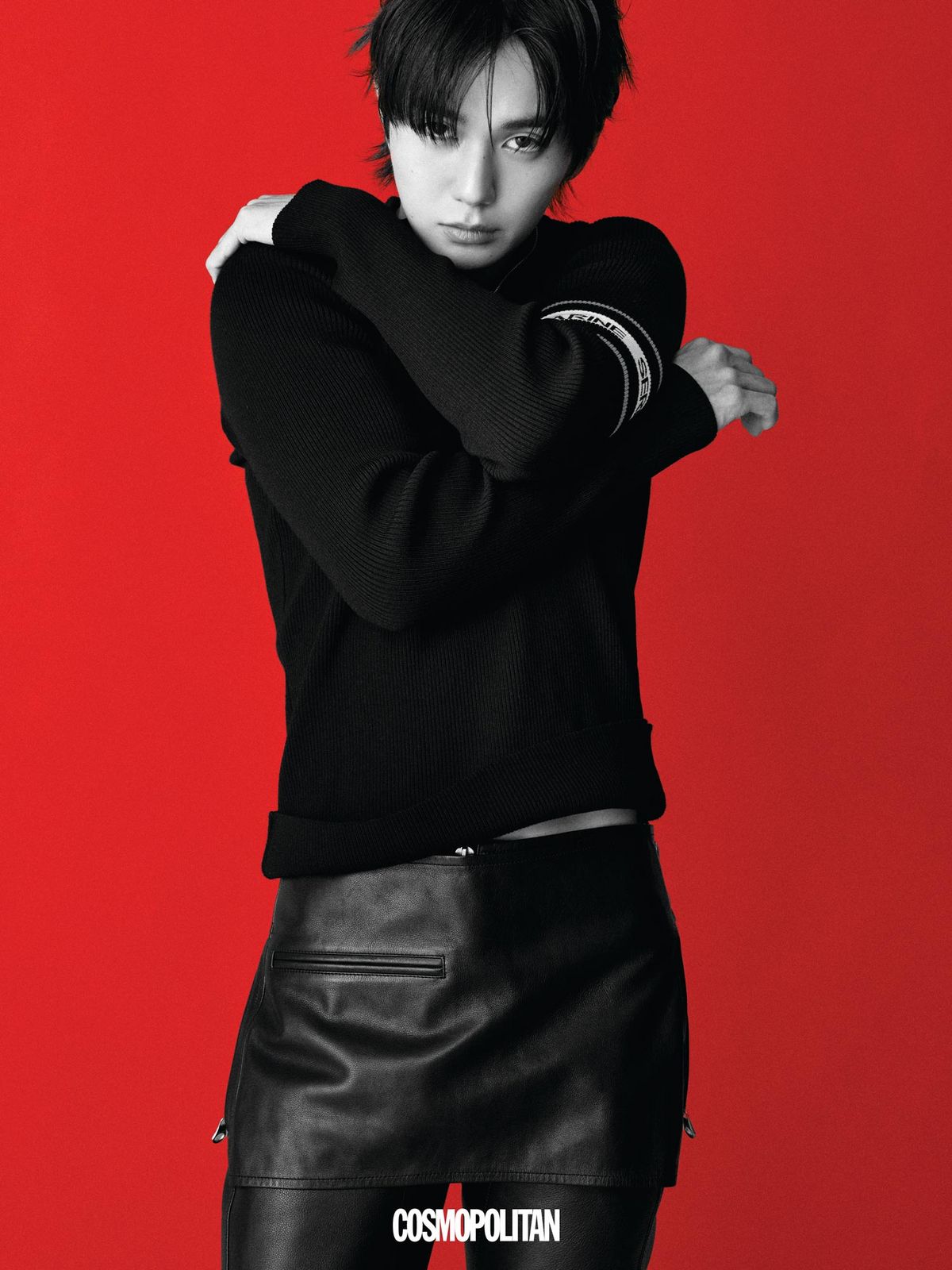 니트 톱 Marine Serre. 레더 팬츠 Courrèges.