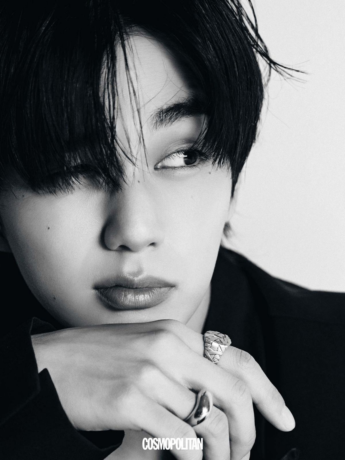 재킷 Juun.J. 반지 모두 Tom Wood.
