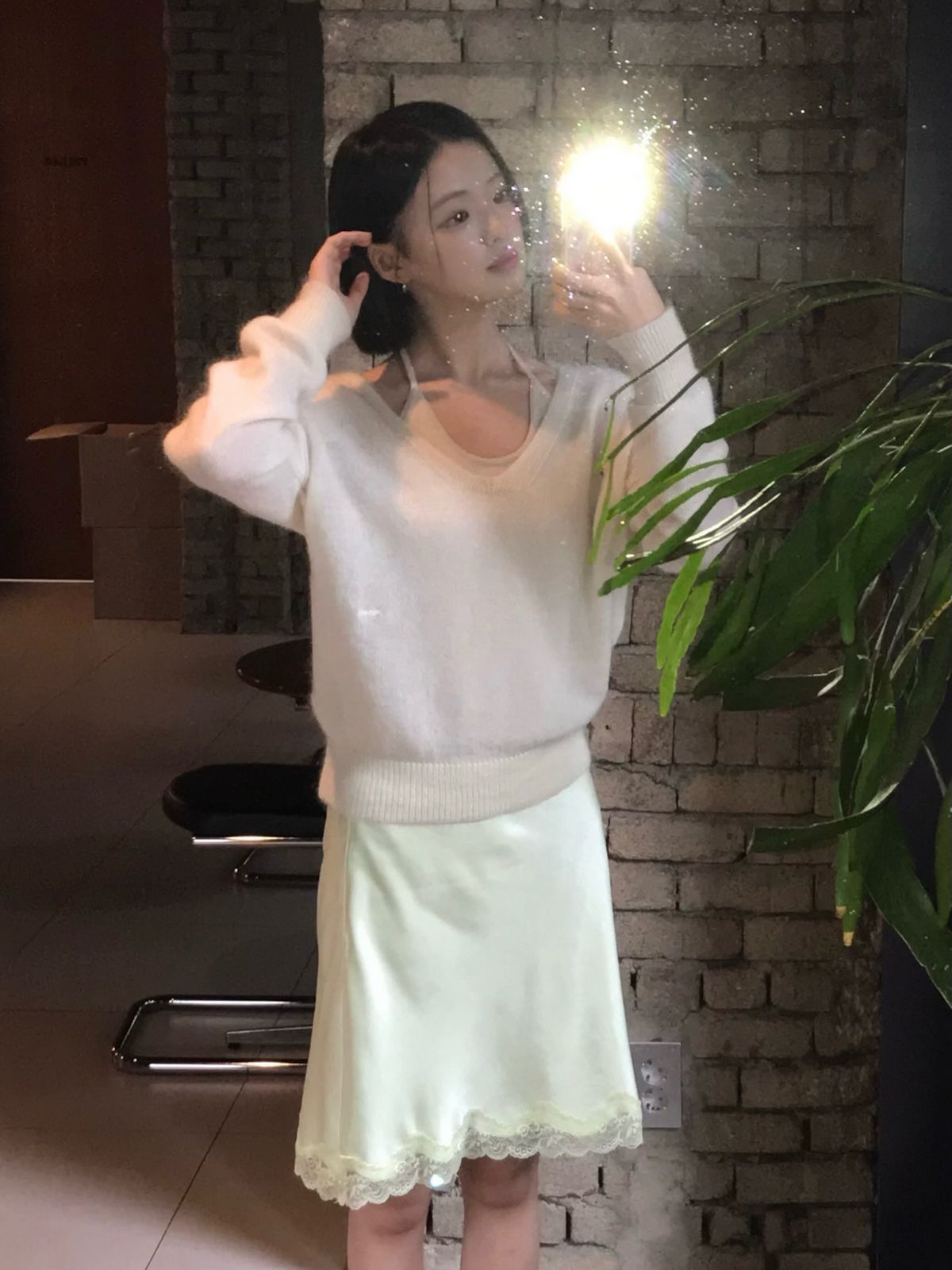 김시아의 미디 스커트 코디. 인스타그램 @shashaa_im