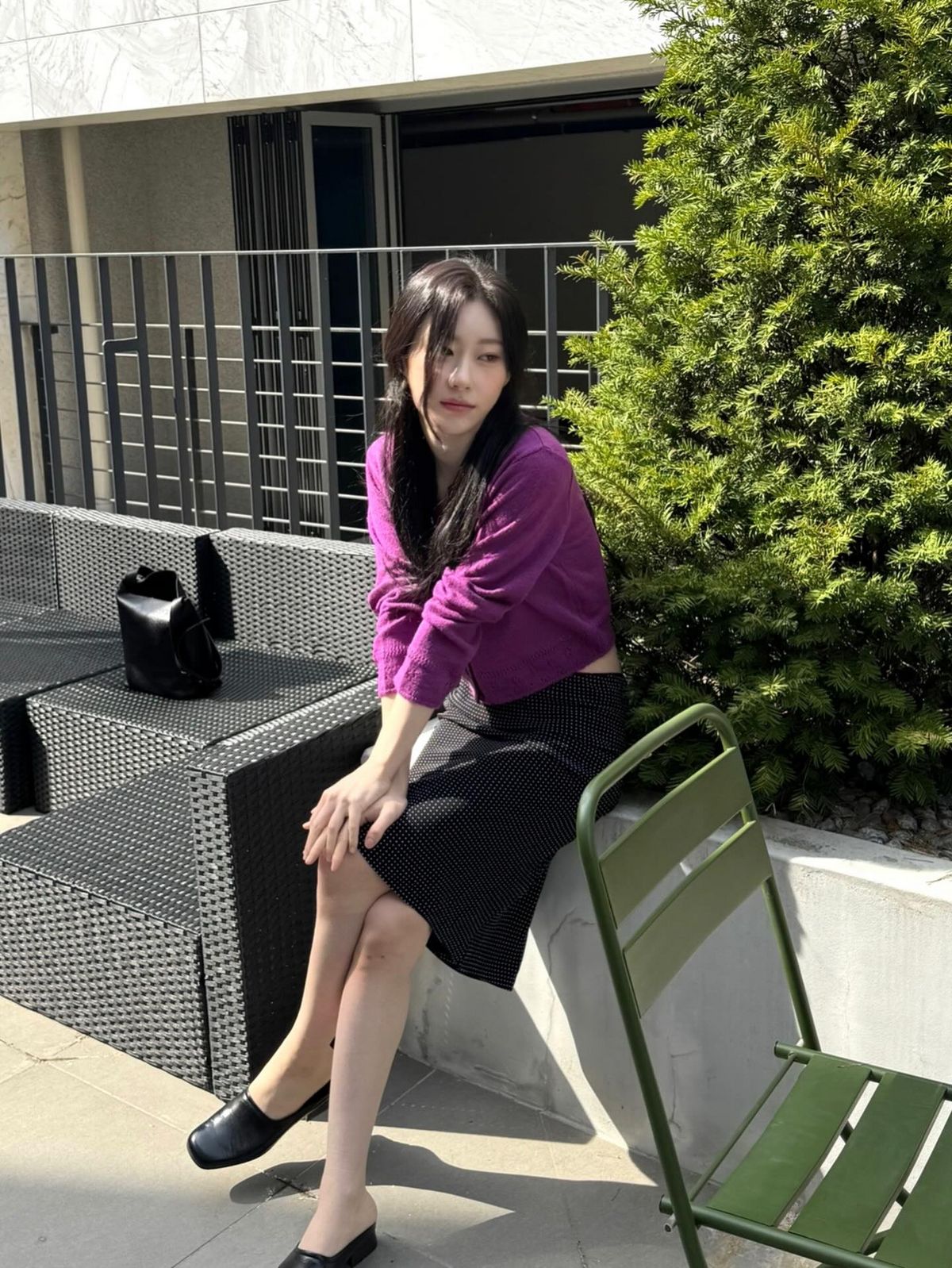 채령의 미디 스커트 코디. 인스타그램 @chaerrry0