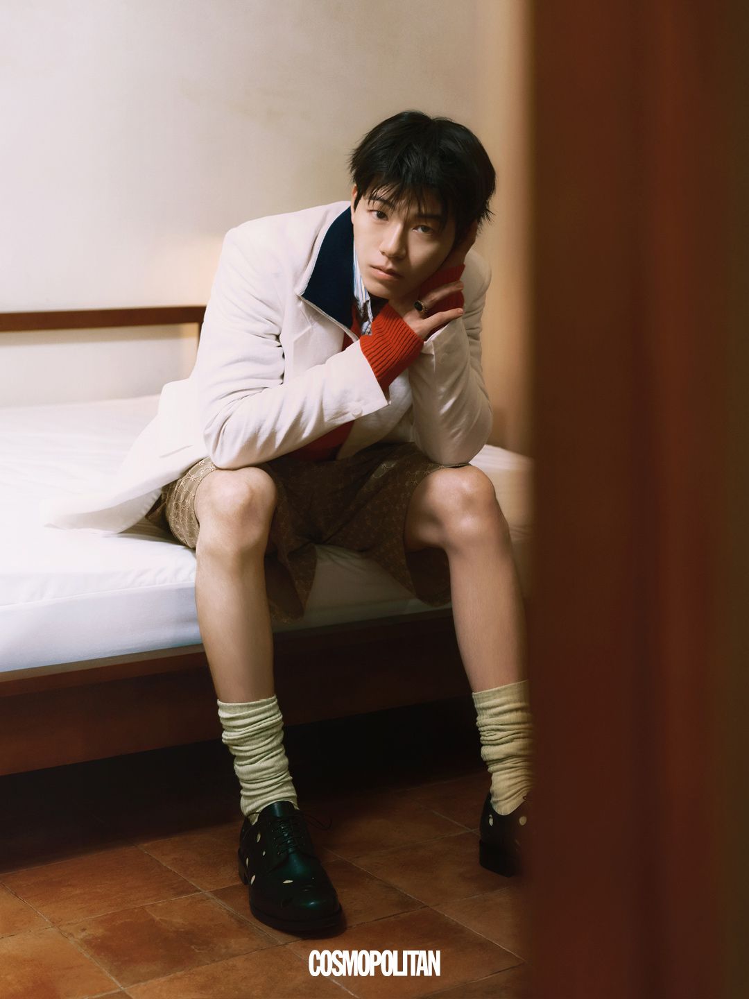 재킷, 쇼츠 모두 Sandro Homme. 니트 집업 System. 셔츠 Aspesi. 반지 Bulletto. 더비 슈즈 Christian Louboutin. 양말 스타일리스트 소장품.