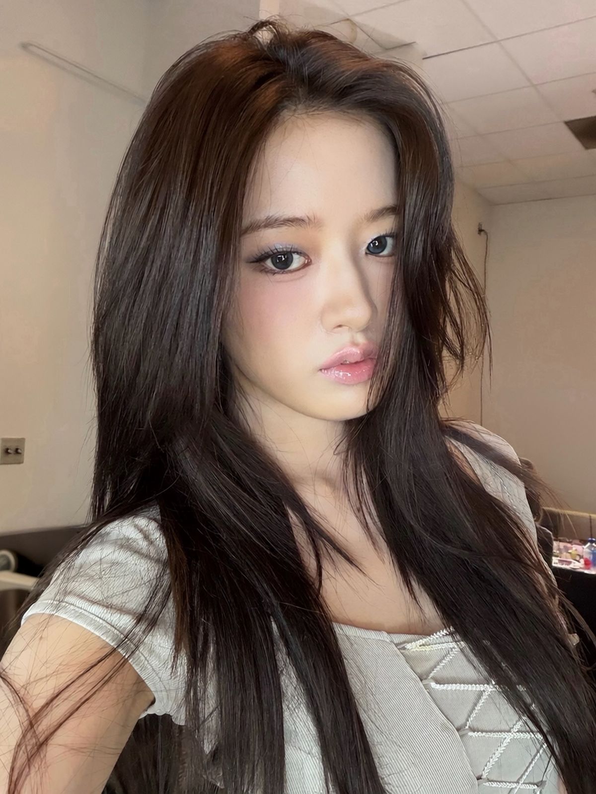 볼 중앙보다 위쪽으로 시선을 모아 중안부를 짧아 보이게 한 안유진 | 인스타그램 @_yujin_an