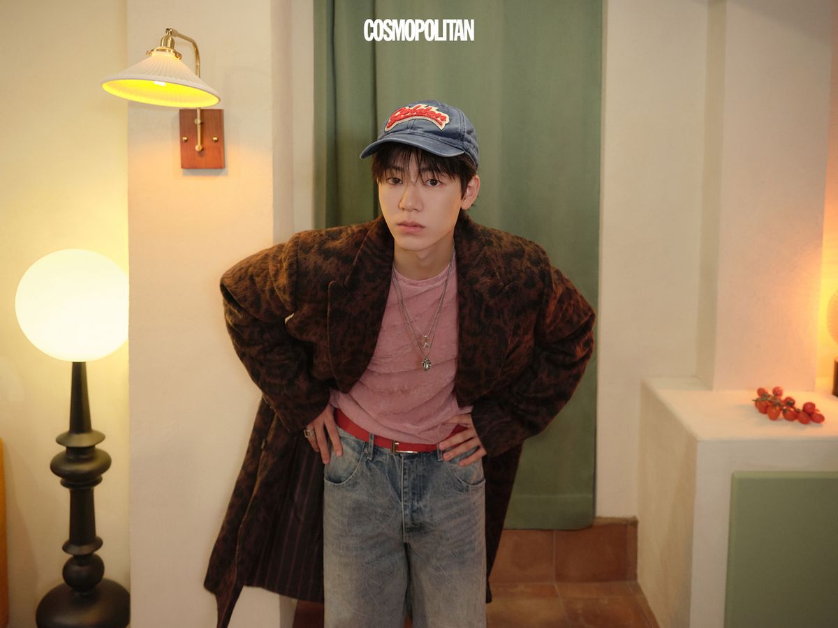 코트 Etro. 티셔츠 System. 데님 팬츠 Partimento. 볼캡 Golden Goose. 목걸이, 반지 모두 Bulletto. 벨트 스타일리스트 소장품.