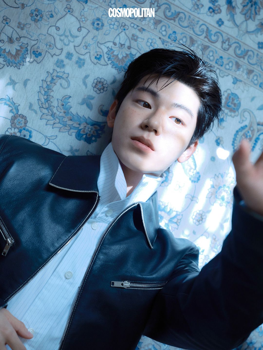 레더 재킷, 셔츠 모두 Bottega Veneta.