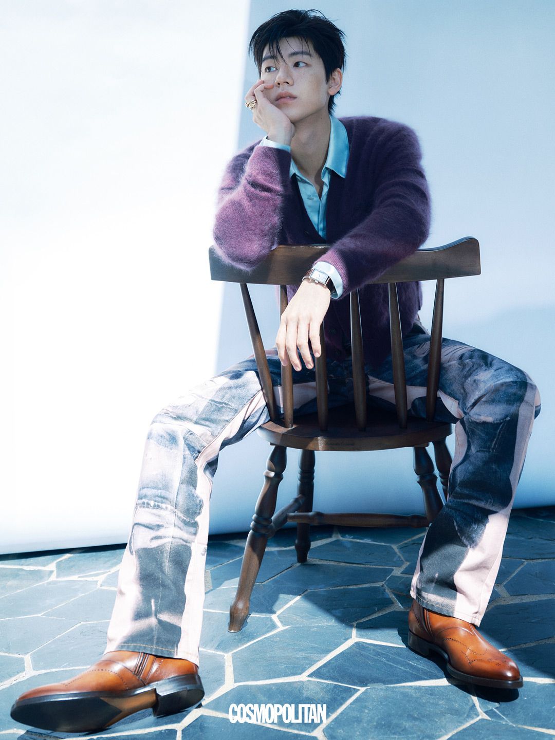 카디건, 데님 팬츠 모두 Acne Studios. 셔츠 YCH. 목걸이 Tomwood. 시계 Timex. 부츠 Berluti. 반지 스타일리스트 소장품. 