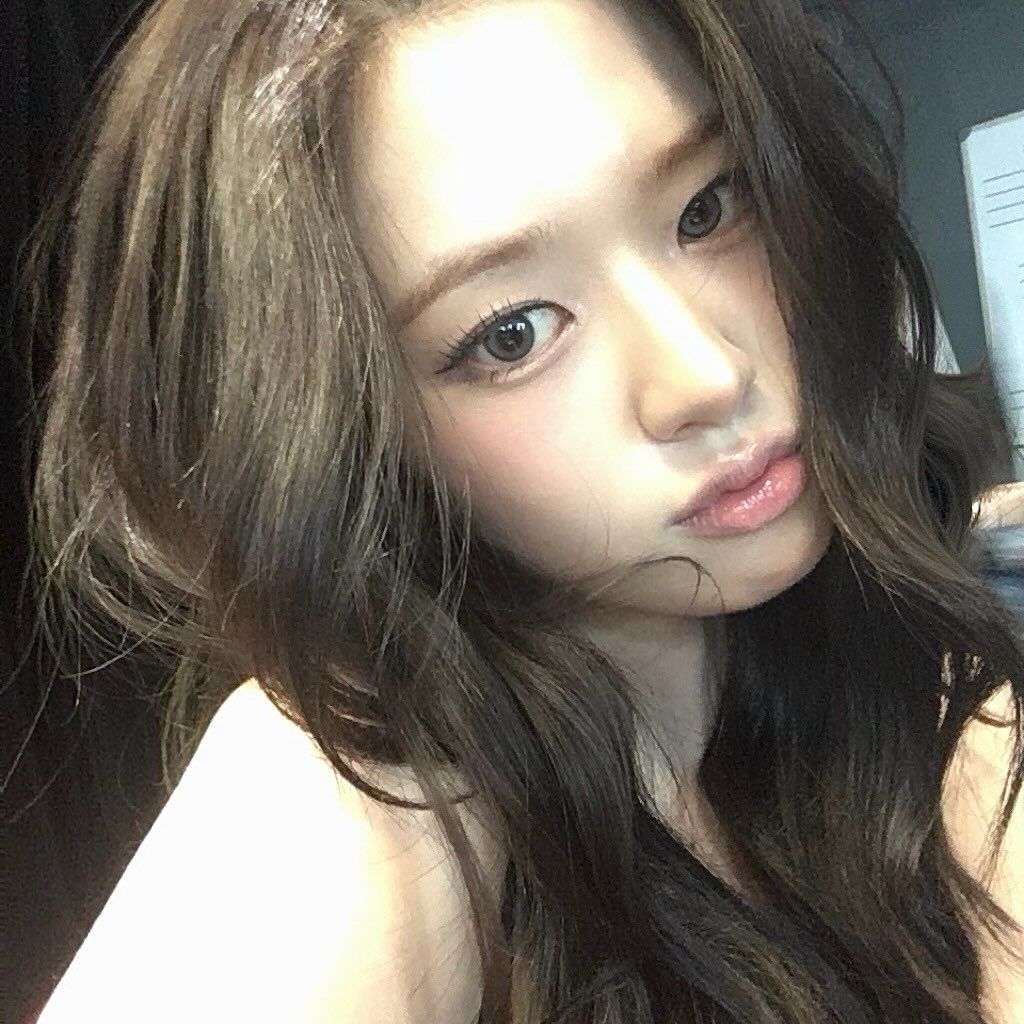 볼 중앙보다 위쪽으로 시선을 모아 중안부를 짧아 보이게 한 안유진 | 인스타그램 @_yujin_an