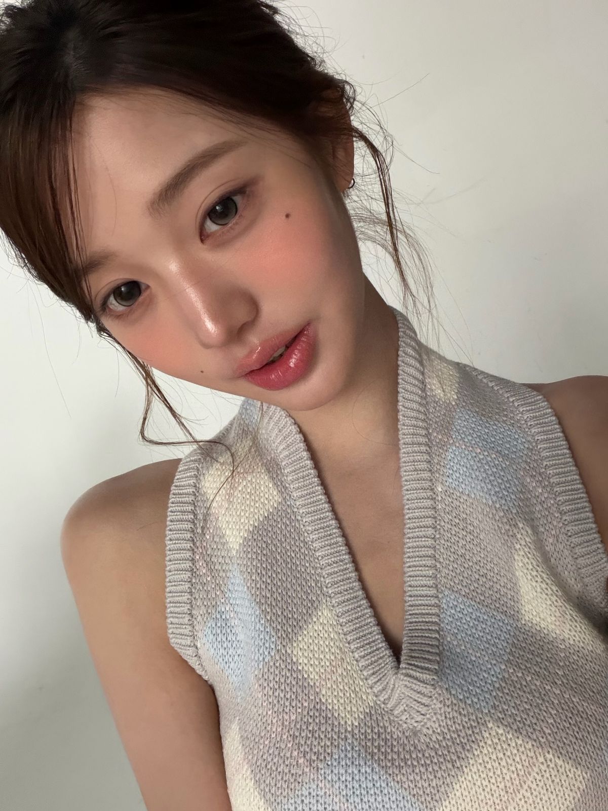 얼굴 주변으로 잔머리를 내린 로우 업두의 장원영 | 인스타그램 @for_everyoung10