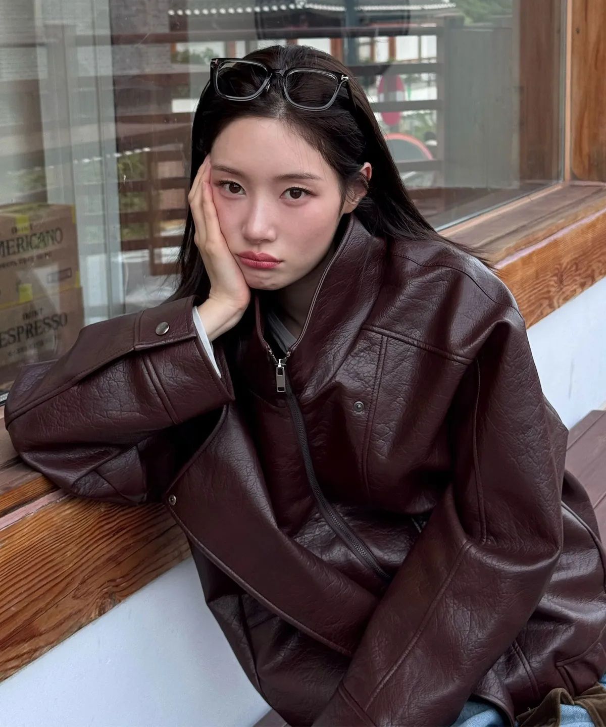 올가을 반드시 체크해야 할 하이넥 가죽 재킷. 사진 온앤온