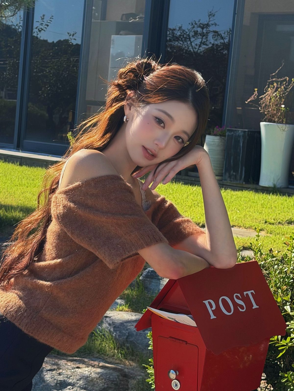 윗머리를 작게 말아 올려 반묶음 번을 한 장원영 l 인스타그램 @for_everyoung10