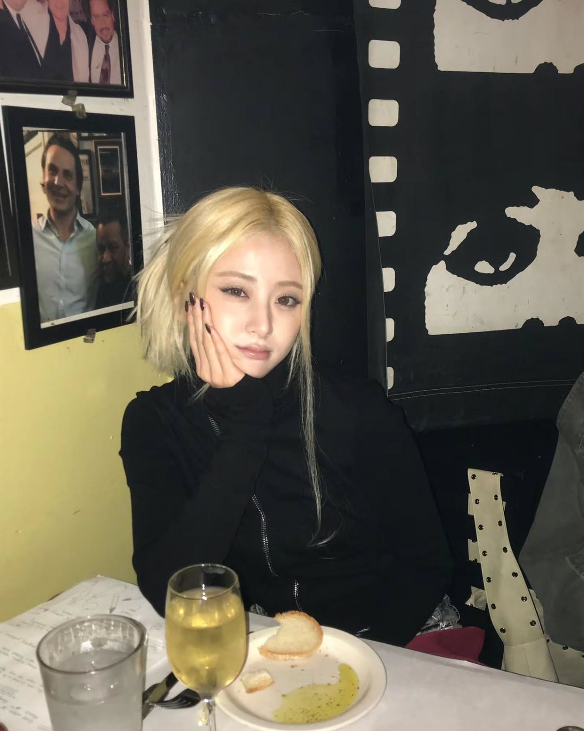 딥한 와인 컬러 네일을 연출한 르세라핌 허윤진 | 인스타그램 @jenaissante