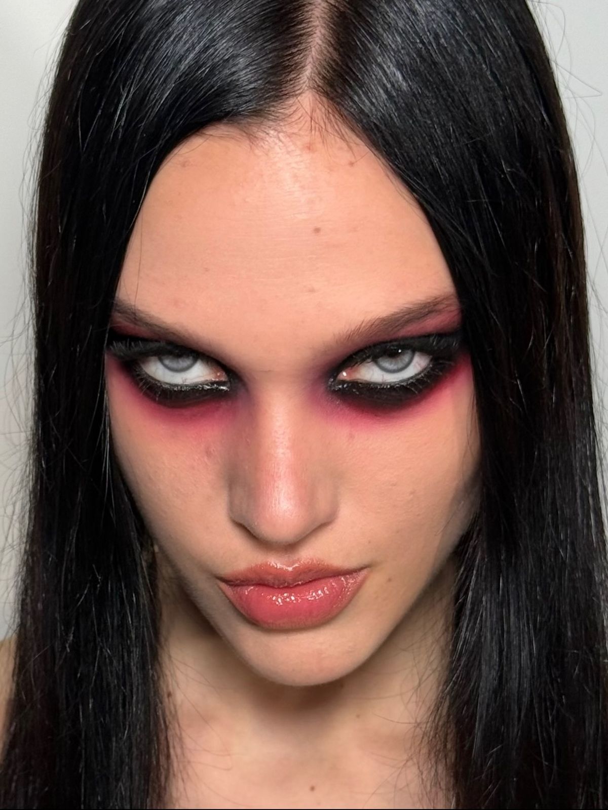 구찌가 보여준 스모키 글램 룩. 인스타그램 @samvissermakeup