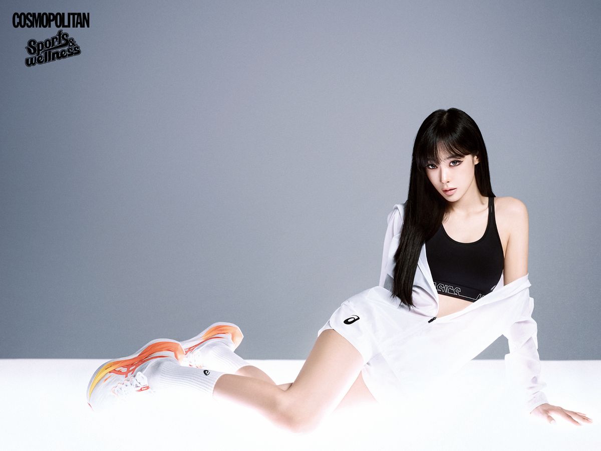 일출에서 영감을 얻은 컬러웨이를 적용한 슈퍼블라스트 3 25만9천원, 우먼 러닝 패커블 라이트 재킷 15만원, 플렉스 브라 4만9천원, 매치 쇼츠 8만9천원, 코튼 크루 삭스 1만6천원 모두 ASICS. 