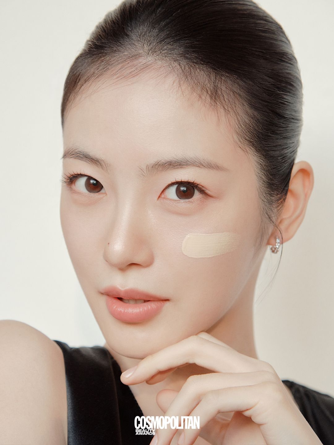 피부 위에 진주 한 알! 시세이도 리바이탈에센스 스킨 매트 파운데이션으로 진주광 피부를 연출한 신예은.