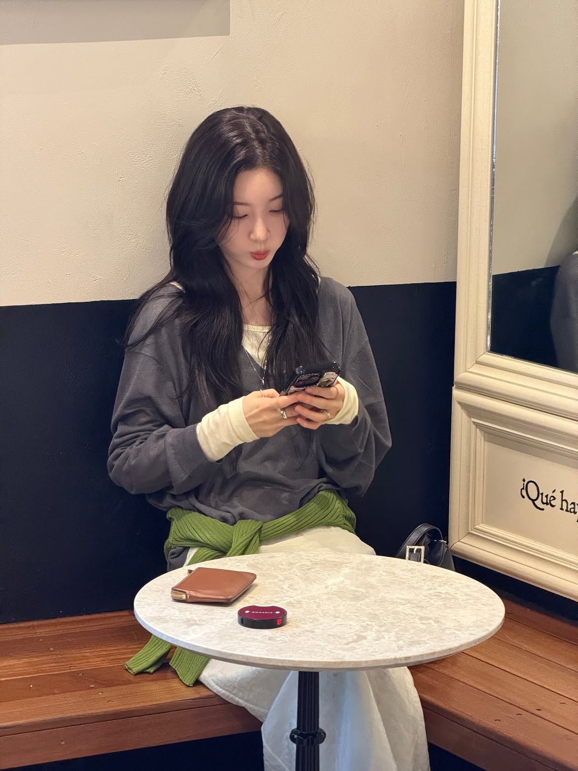 모발 중간부터 느슨한 웨이브를 더해 풍성한 볼륨을 살린 정채연ㅣ인스타그램 @j_chaeyeoni