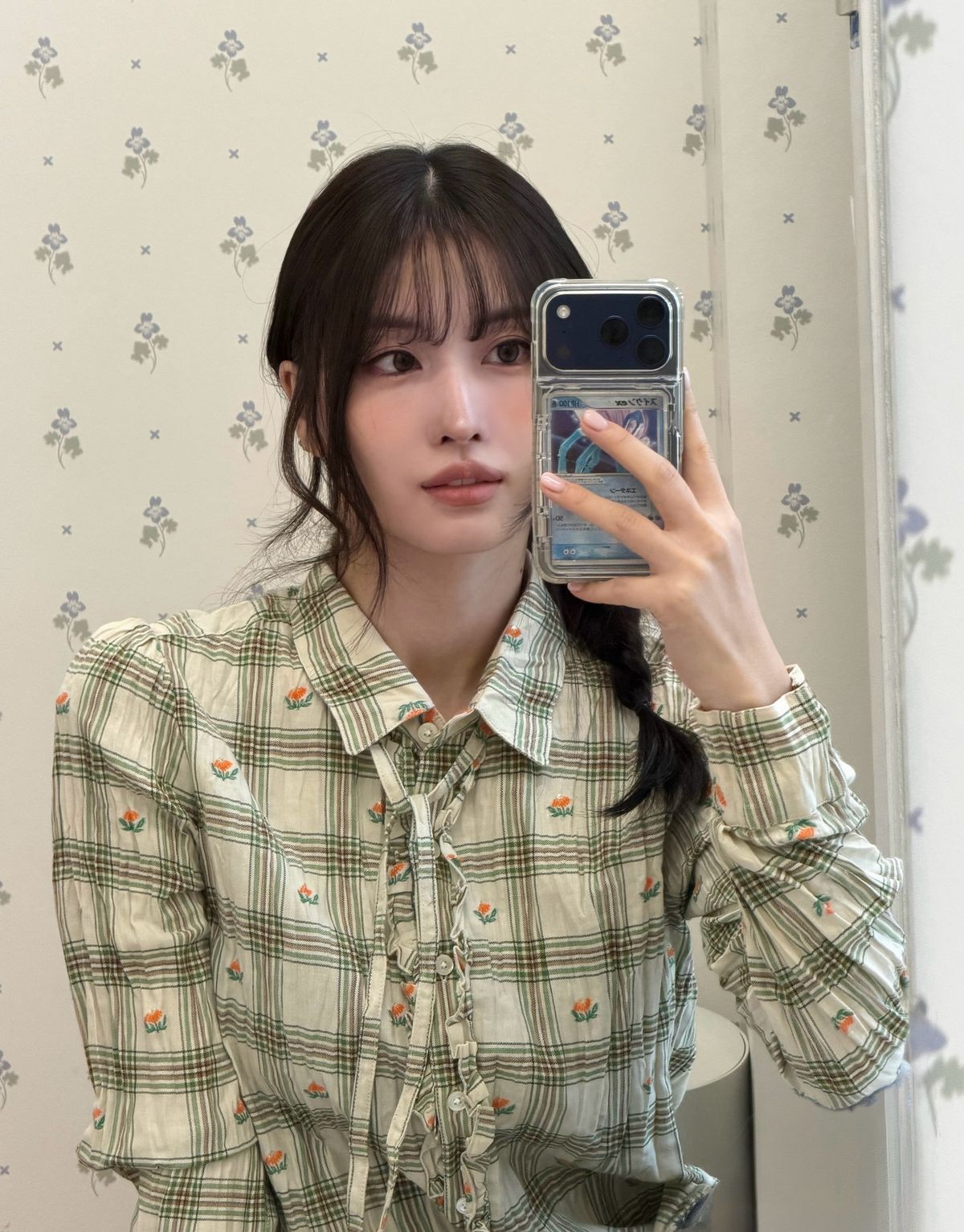 짧게 다듬은 손톱에 부드러운 아이보리 컬러를 선택한 모모ㅣ인스타그램 @momo