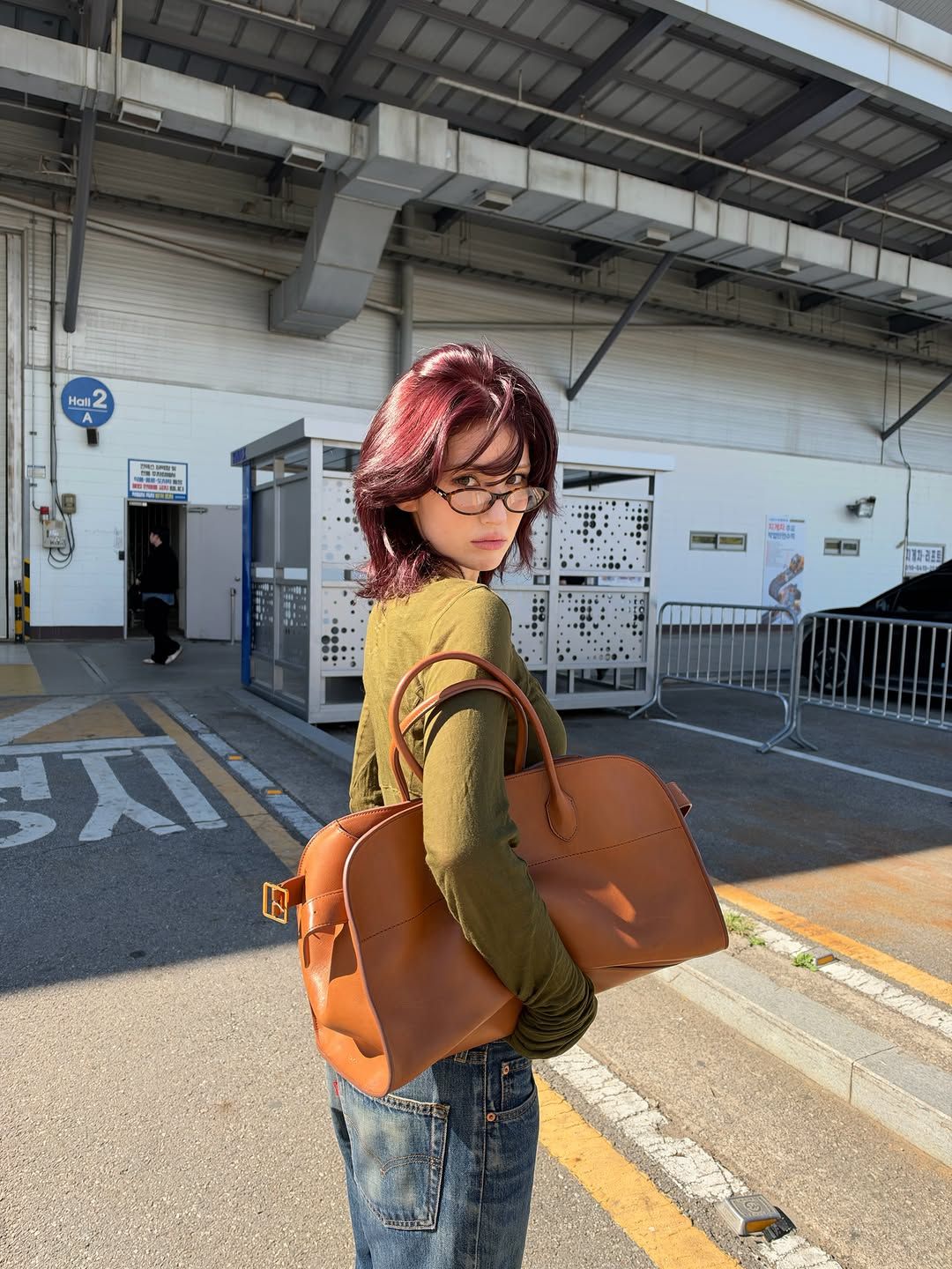 넉넉한 크기와 탄탄한 형태가 캐주얼한 스타일에 고급스러운 무게감을 더하는 더 로우의 베스트 셀러. 사진 @somisomi0309
