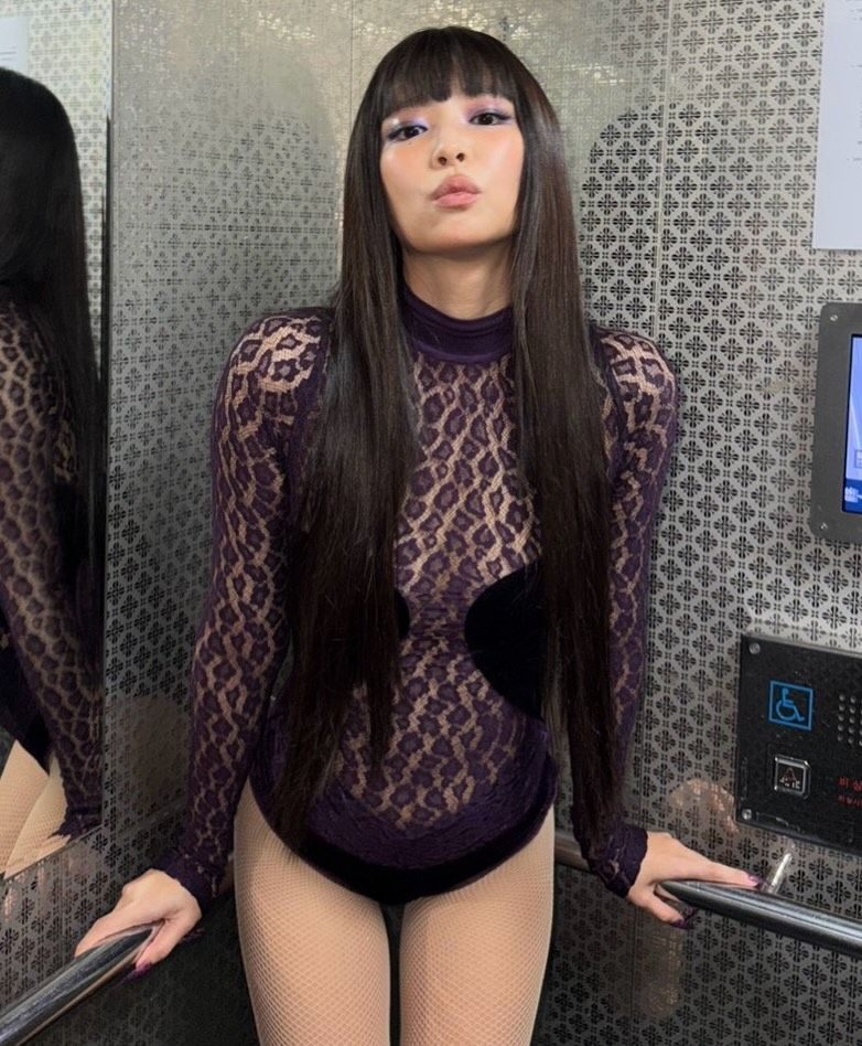 제니의 풀뱅 스타일링. 인스타그램 @jennierubyjane