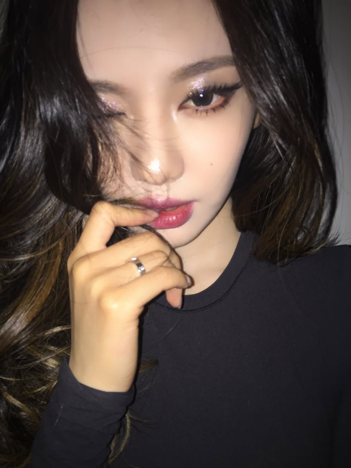 눈두덩에 실버 톤의 펄 섀도를 얹은 닝닝ㅣ인스타그램 @imnotningning