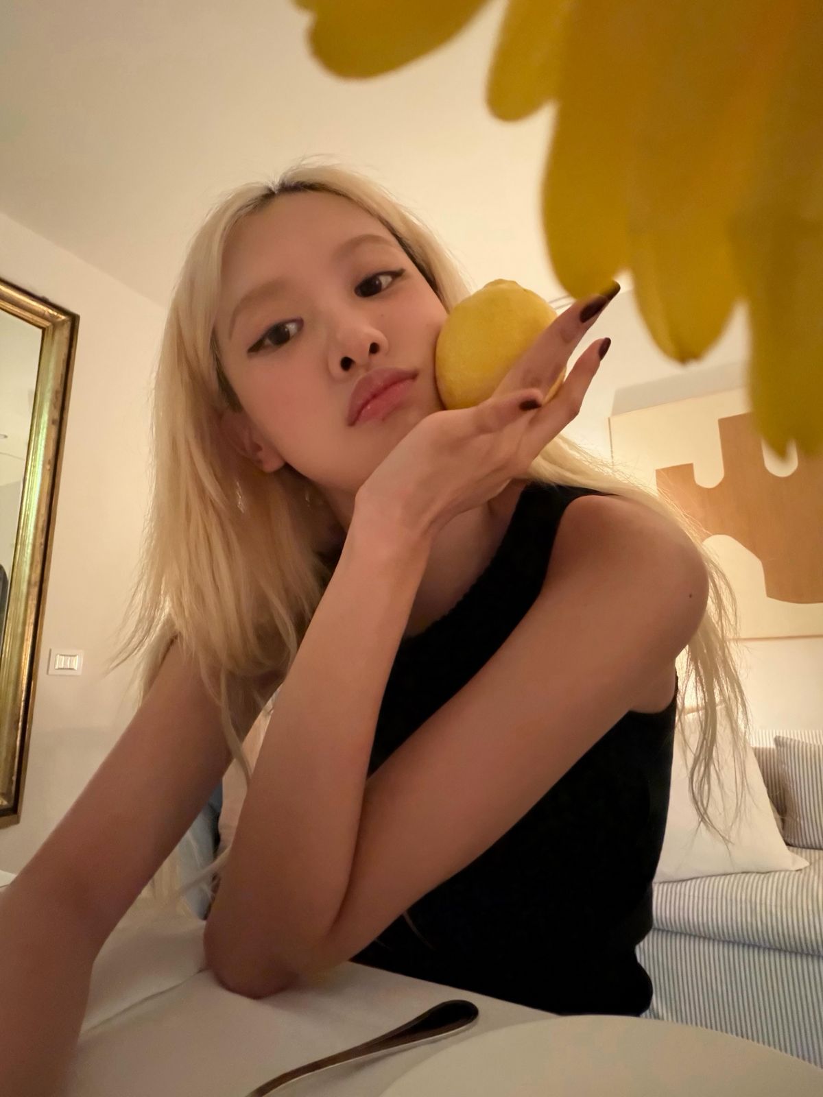 4:6과 5:5 사이 애매한 가르마를 탄 로제 | 인스타그램 @roses_are_rosie