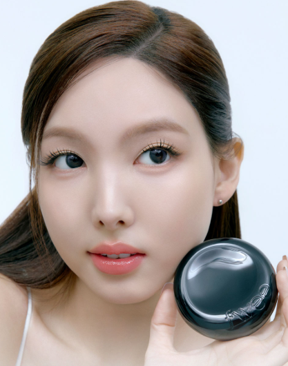수부지에 적합한 퓌 올데이 컬러 블래 쿠션 모델인 트와이스 나연. 사진/퓌 