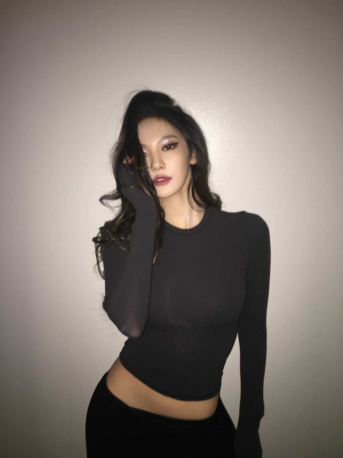 눈두덩에 실버 톤의 펄 섀도를 얹은 닝닝ㅣ인스타그램 @imnotningning