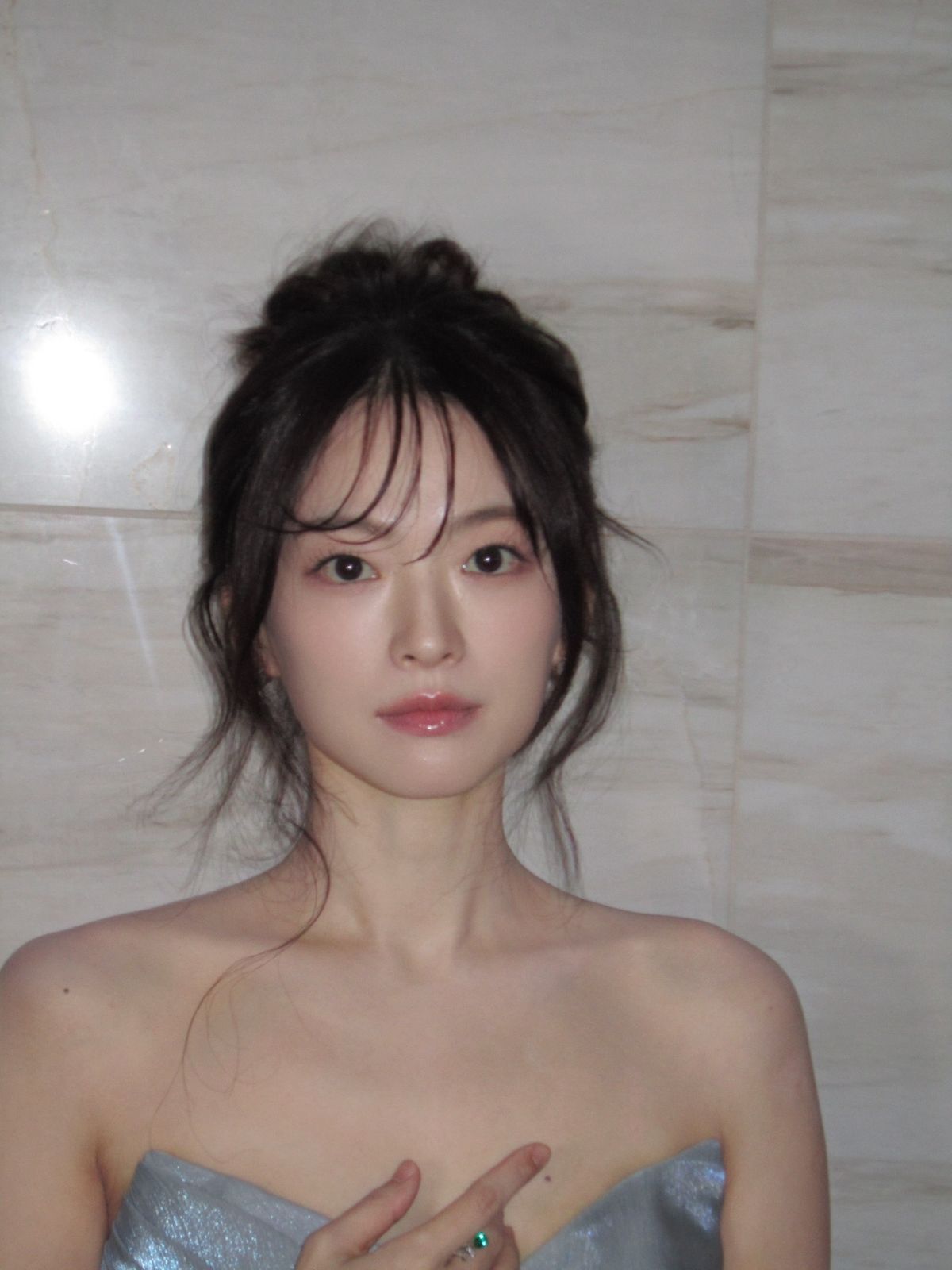 옆머리와 잔머리를 모두 살린 올림머리를 연출한 천우희 | 인스타그램 @thousand_wooo