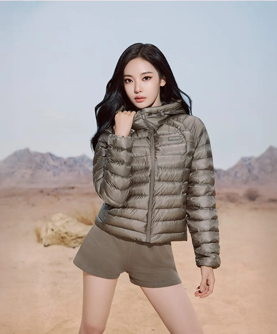 몸매 비율을 살려 입고 싶다면? 크롭 기장의 패딩을 기억할 것! 사진/디스커버리 