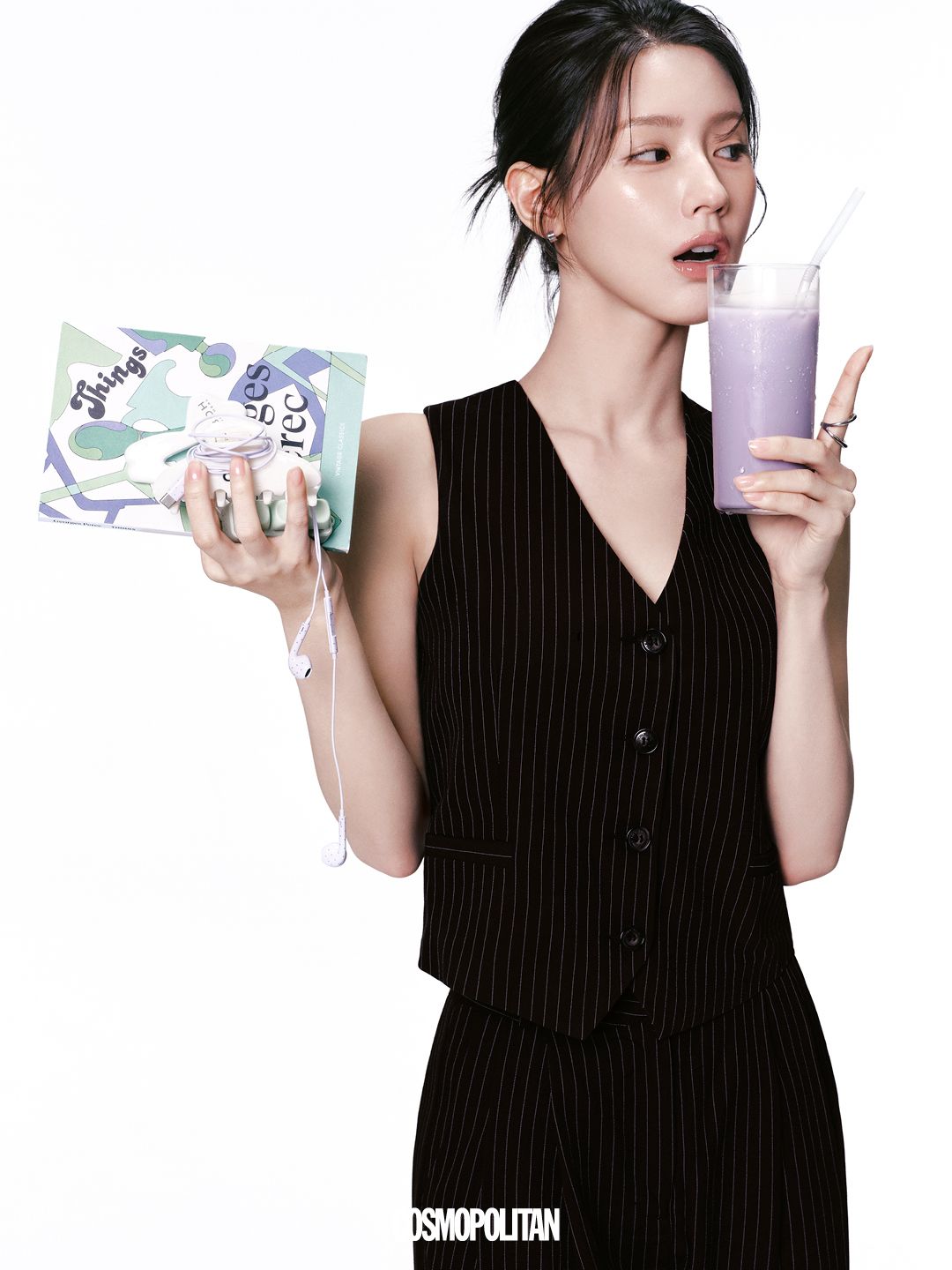 베스트, 팬츠 모두 Nick Nicole. 귀고리, 반지 스타일리스트 소장품.