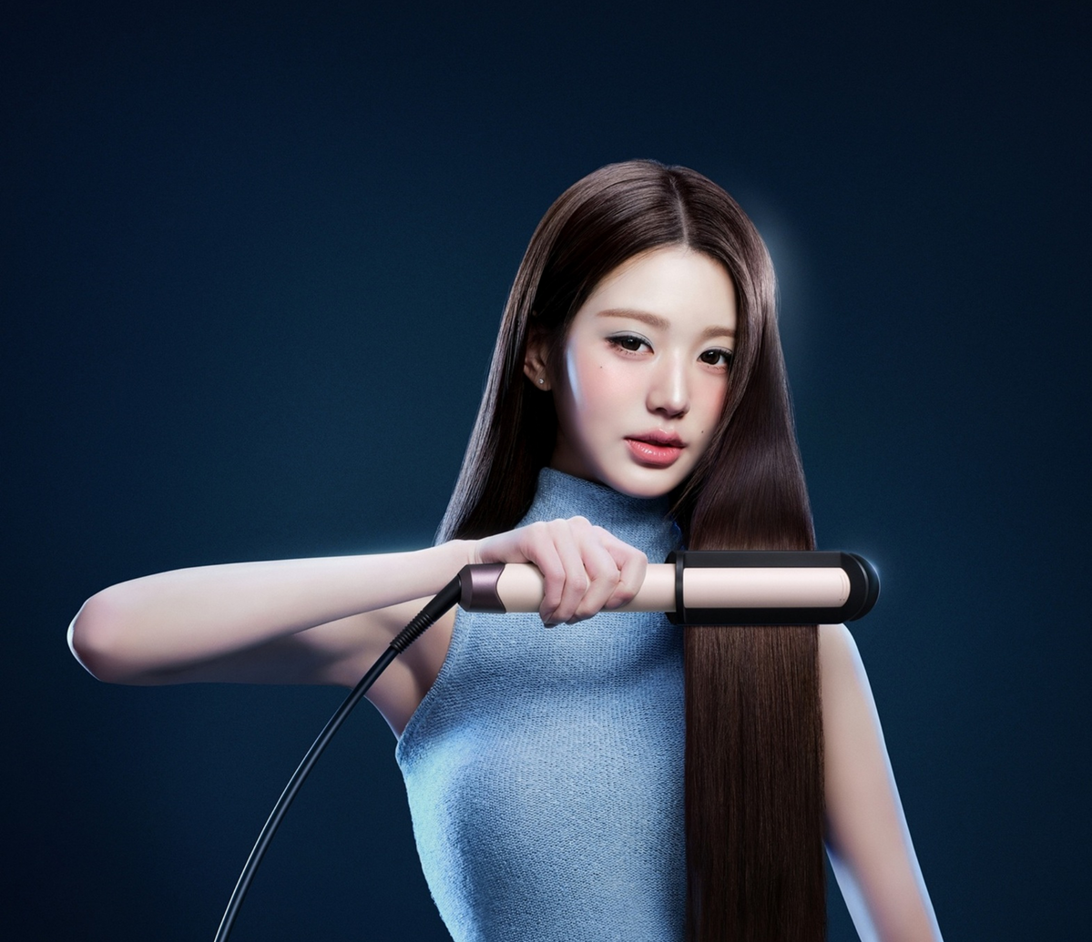 헤어 스트레이트너를 든 장원영 | 사진 DYSON
