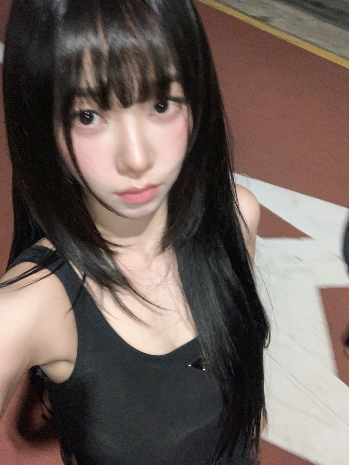 스트레이트 블랙 헤어에 매끈한 텍스처를 더한 카리나 | 인스타그램 @katarinabluu