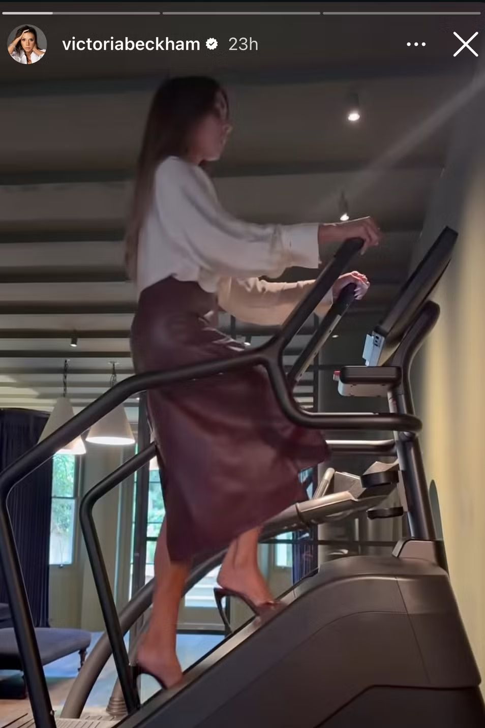 버건디 미디 스커트 코디법 | 사진 게티 이미지