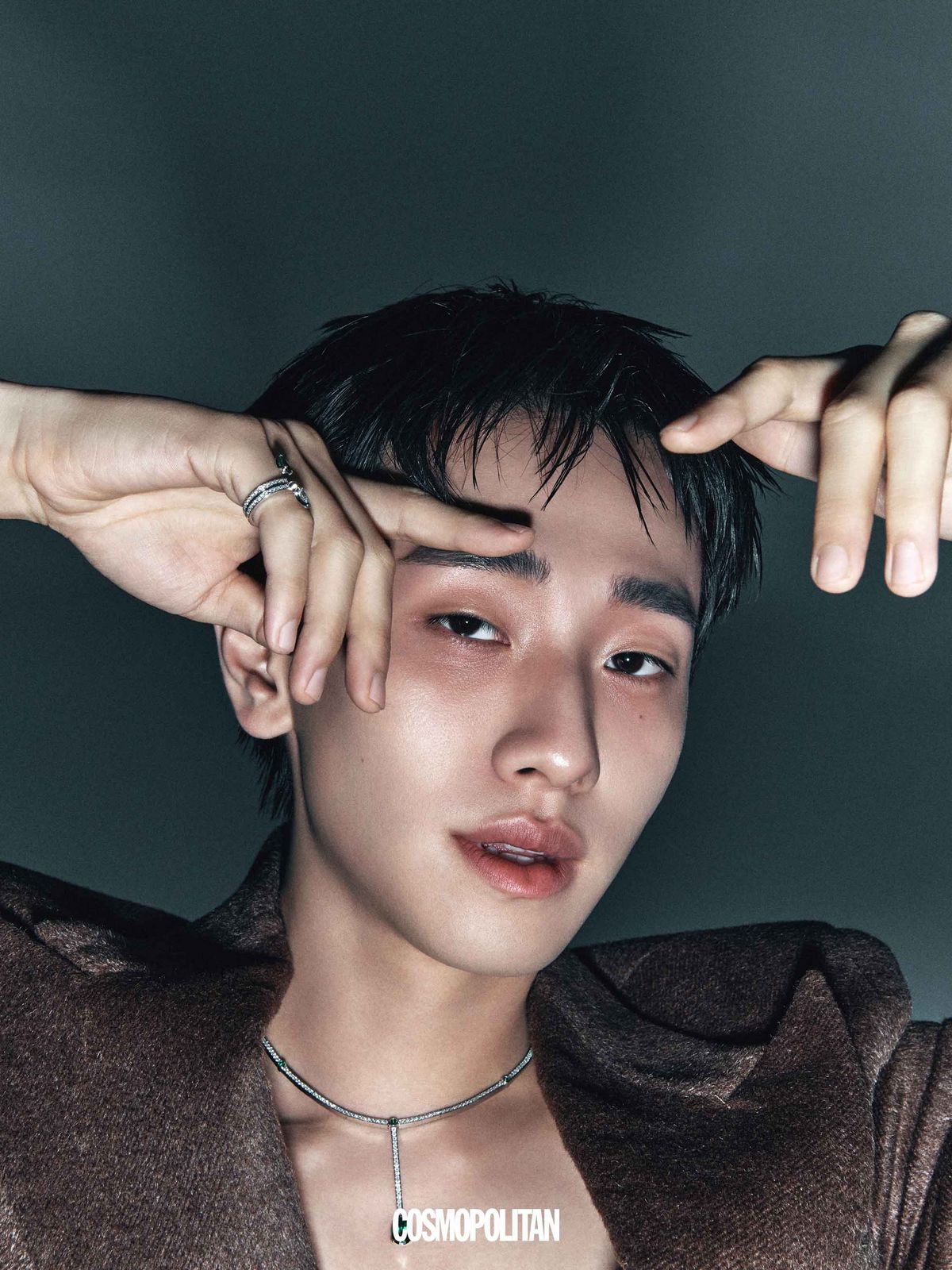 재킷 Dior. 목걸이, 반지 모두 Repossi.